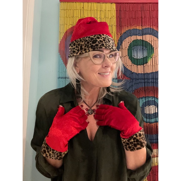 🤶🏽 Leopard / Cheetah Print Fur Trim Santa Hat & Gloves - Picture 7 of 7